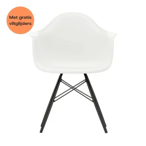 Vitra Eames DAW eetkamerstoel met arm White zwart esdoorn