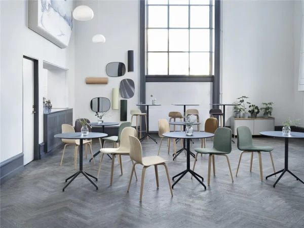 Visu-Chair-Bar-Stool-Canvas-926-414-424-674-Still-Cafe-Silent-Framed-Corky-Fluid-Enfold-Horizontal-Muuto-Org.jpgv1625239498 Muuto Visu eetkamerstoel gestoffeerd Steelcut Trio 515