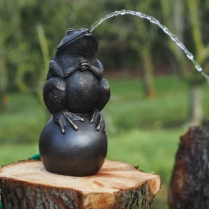 Bronzen beeld Kikker op bal 34x15x16cm